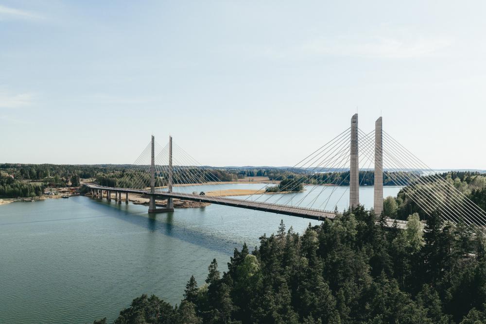 Den nybyggda bron över Kyrksundet och det redan pågående byggandet av Pargasleden förbättrar Pargas trafikförbindelser avsevärt. Pargasleden väntas bli färdig före utgången av 2027. Bild: Valhalla Works.