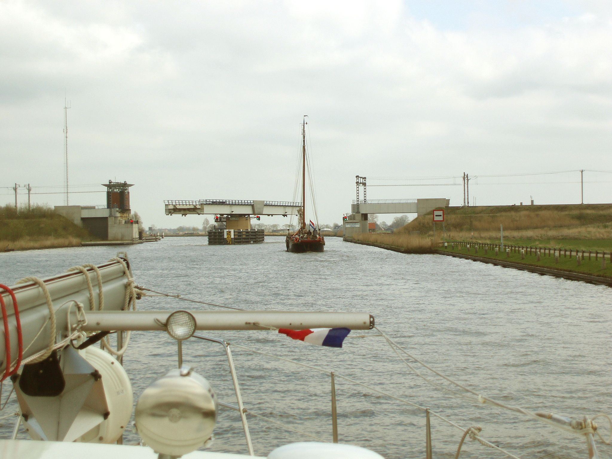 Veneilyä Hollannin kanavilla. Fritidsbåtar på kanaler i Holland.